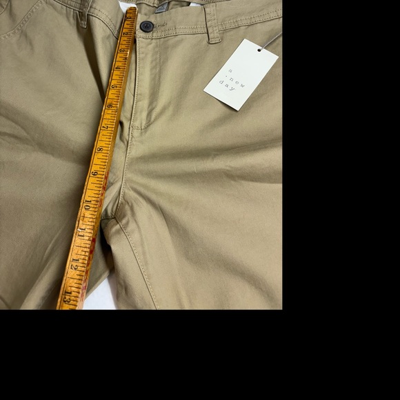 A New Day khaki women’s pants. NWT. Size 14 - Picture 3 of 5